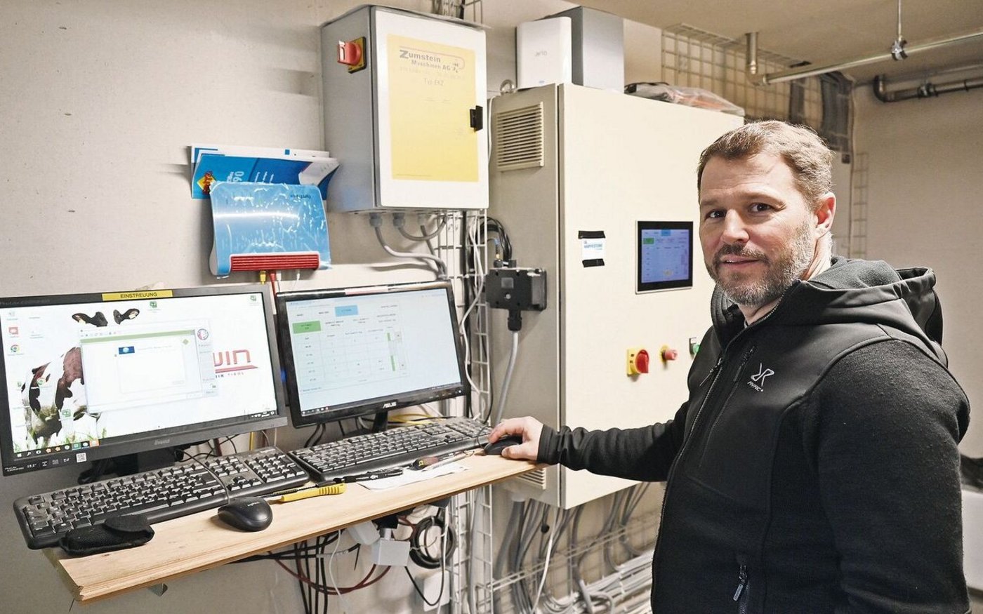 Die Technik macht vieles einfacher. Der Stall ist mit einer automatischen Fütterung und Einstreuung ausgerüstet.
