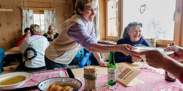 Ganz so ungezwungen wie auf diesem Bild wird es in den Hofbeizen ab Montag noch nicht zugehen. Abstand halten ist gefragt.(Bild Keystone)