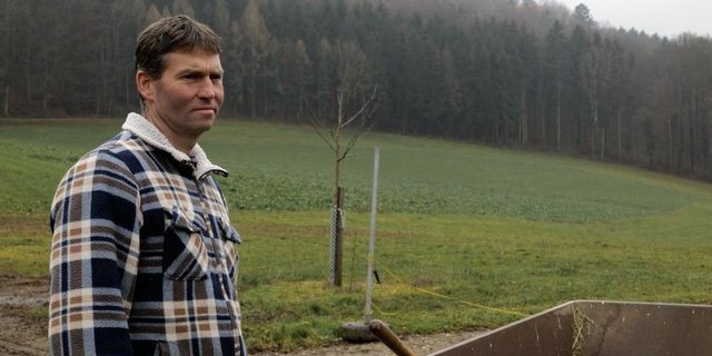 Bio-Bauer Stefan Jegge hat schon seit Jahren mit Sommertrockenheit und Hitze zu kämpfen. Er hat seinen Betrieb entsprechend angepasst. (Bilder Screenshots Video)