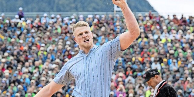 Glücksmoment: Michael Ledermann beim Sieg gegen Sven Schurtenberger im ersten Gang beim Unspunnen-Schwinget 2023.