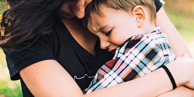 Manche Kinder gehen nach einem Wutanfall auf die Eltern zu, weil der «Liebestank» ins Minus geraten ist.