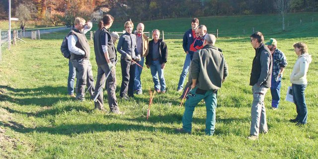 Esther Manser von Andermatt Biocontrol AG schulte die Kursteilnehmenden im Handwerk des Mäusefangens. (Bild Daniel Schnegg) 