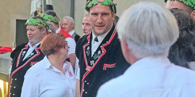 Armon Orlik in der Menge. Der neue Schwingerkönig hat dem Erreichen dieses Titels alles untergeordnet. Nun ist er am Ziel angekommen.  