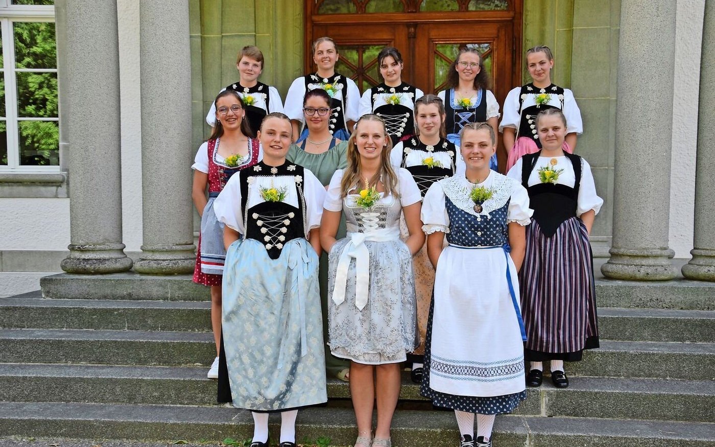 In einer berührenden Feier schlossen die zwölf Absolventinnen am Mittwoch ihr Bildungsjahr Hauswirtschaft am Waldhof ab.