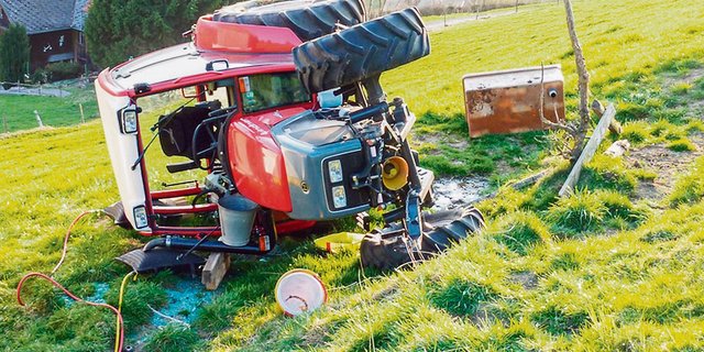 Unfälle auf dem Hof gelten als Nichtberufsunfälle. Sie sind erst gedeckt, wenn der Landwirt mindestens acht Stunden/Woche bei einem Arbeitgeber angestellt ist. (Bild Kapo St. Gallen)