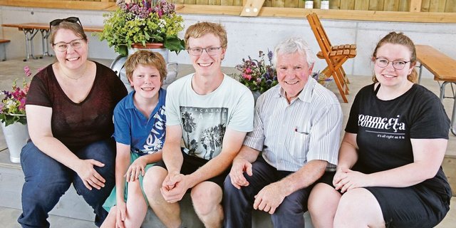 Beatrice Hengartner-Probst (links) bezeichnet sich als ausgesprochenen Familienmenschen. Neben Ehemann Stephan (2. v. r.) sind (v. l.) die Kinder Jan, Matthias und Tanja auf dem Bild. Einzig Caroline fehlt.