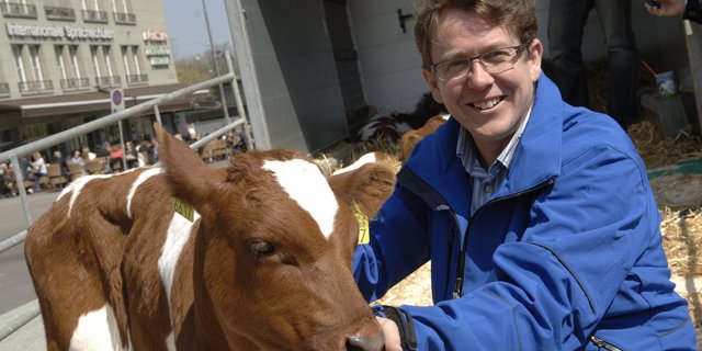Albert Rösti ist nicht nur als Nationalrat und Parteipräsident aktiv. Er berät Wirtschaftsvertreter und Politiker vornehmlich in den Bereichen Energie, Raumplanung, Umwelt und Agrarwirtschaft. (Bild www.albertroesti.ch)