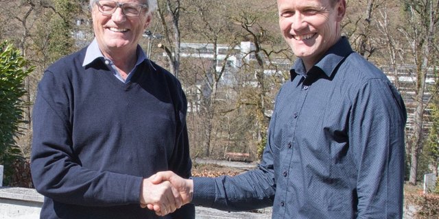 Sepp Zwyssig (links) mit seinem Nachfolger Jakob Lütolf. (Bild Stiftung Landwirtschaft und Behinderte)