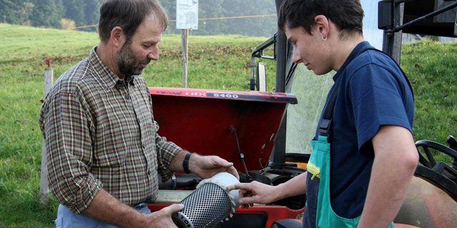 Austausch zwischen Lehrling und Lehrmeister: Die Arbeit mit Maschinen, Natur und Tieren macht Landwirt(in) EFZ zu einem attraktiven Beruf. Im aktuellen Jahr endet aber der Aufwärtstrend bei den Lernendenzahlen. (Bild zVg)