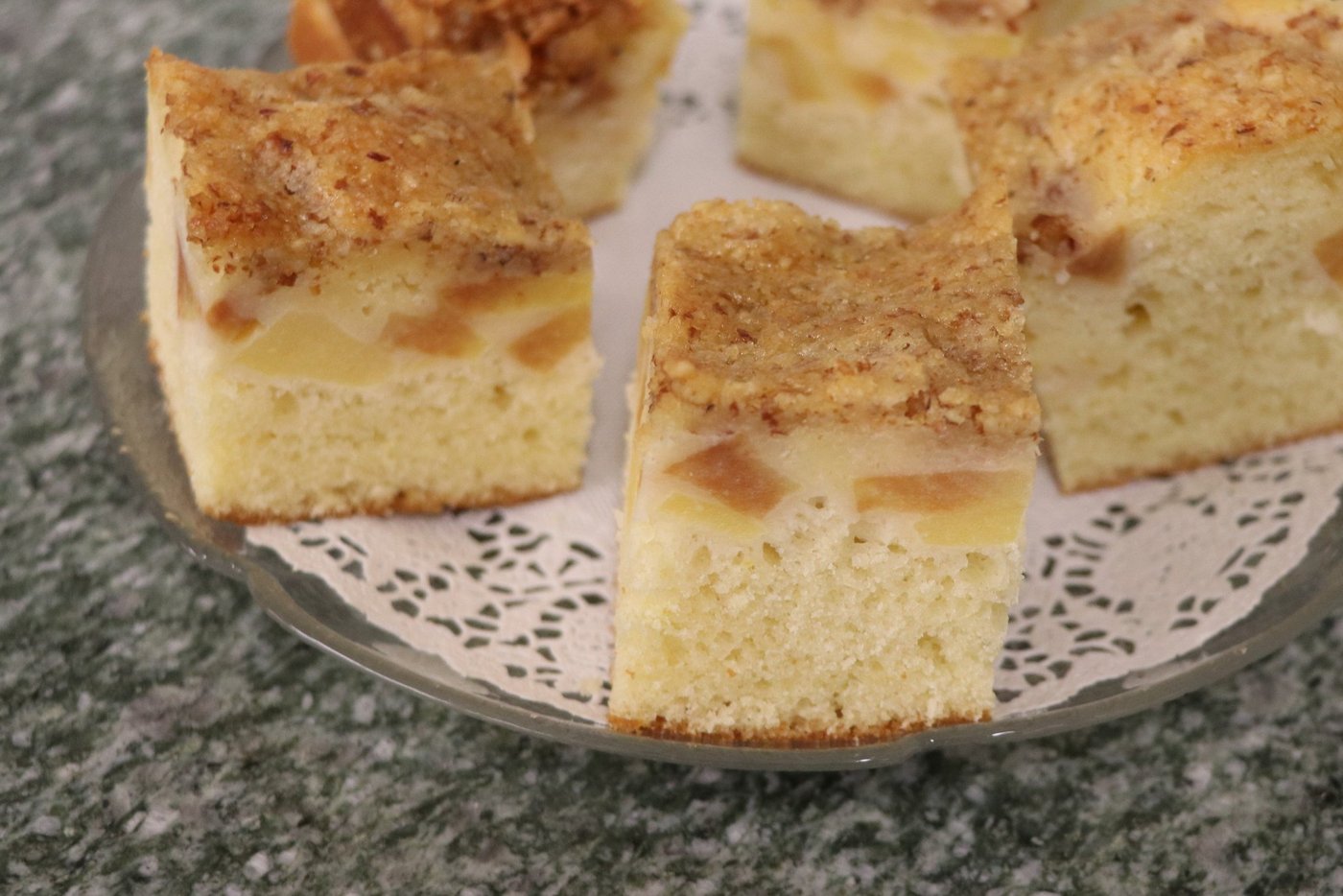 Quittenkuchen mit Streusel: In der doppelten Menge zubereitet, wird er zum Blechkuchen und zum Servieren in Würfel geschnitten. (Bild Ruth Aerni)