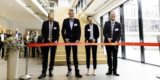 Max Vögeli Gemeindepräsident Weinfelden, Georg Kröll, CEO Lidl Schweiz, Nadia von Veltheim, CREO Lidl Schweiz, Walter Schönholzer Regierungsrat Kanton Thurgau (v.l.). (obs/Lidl Schweiz)