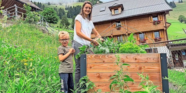 Janine Gisler, hier in Begleitung von Sohn Kilian, arbeitet gern im Garten.