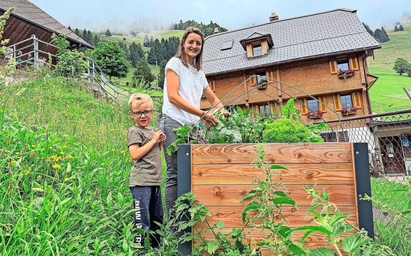 Janine Gisler, hier in Begleitung von Sohn Kilian, arbeitet gern im Garten.