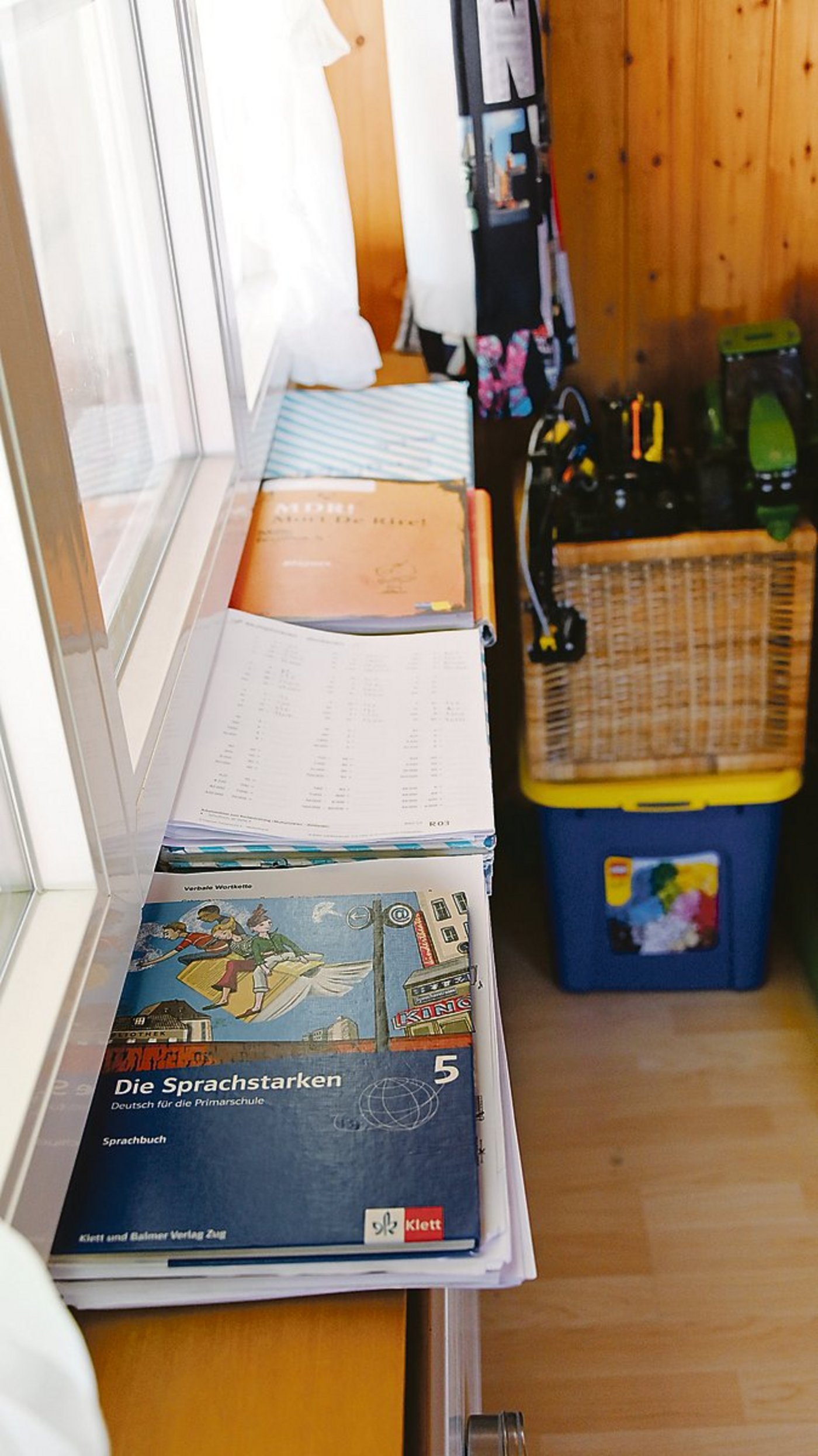 Das Klassenzimmer ist ins Kinderzimmer gezügelt. Die Schulsachen sind nach Fach auf je einem Stapel geordnet, damit das Benötigte leichter gefunden wird.(Bild aw)