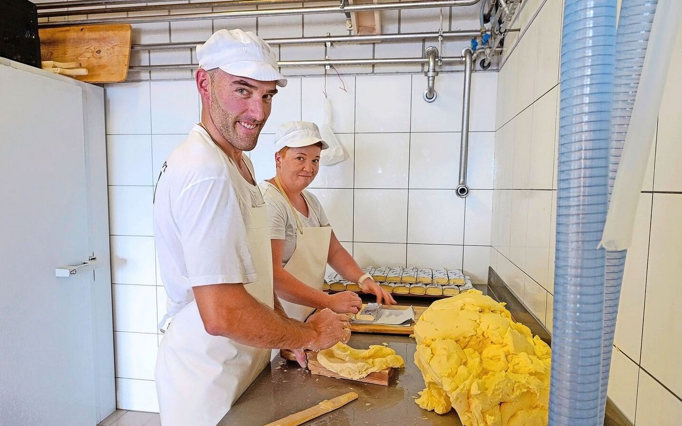 Christa und Simon sind am «Anknen» Für den 1. August-Brunch mussten wir genug Mödeli bereithalten.