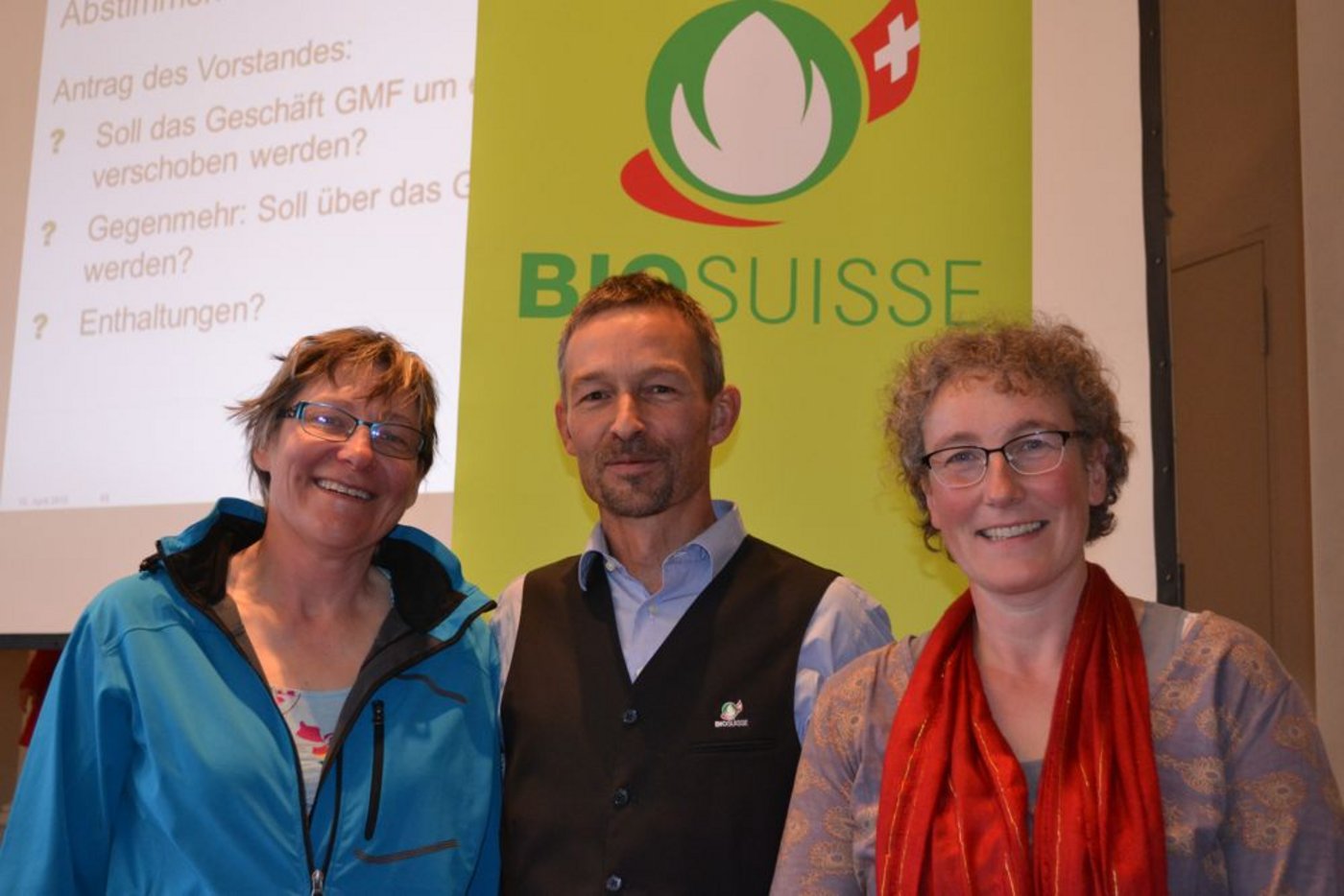 Präsident Urs Brändli mit dem alten und dem neuen Vorstandsmitglied: Christina de Raad Iseli (links) aus La Sarraz VD ist die Nachfolgerin von Danielle Rouiller (rechts).  Als leidenschaftlicher Referent ...(Bilder Jeanne Woodtli) 