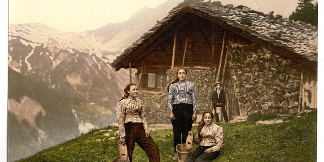 Vor 120 Jahren ein Verkaufshit: die Postkarte mit den Bäuerinnen aus Champéry in Hosen. (Bild Edition Jullien Frères/Genève)
