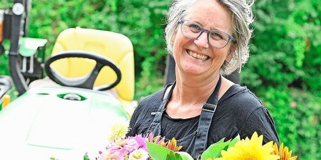 Die leidenschaftliche Gärtnerin kultiviert Bio-Schnittblumen, Zweige, Kräuter, essbare Blüten und Gemüseraritäten auf ihren Feldern.