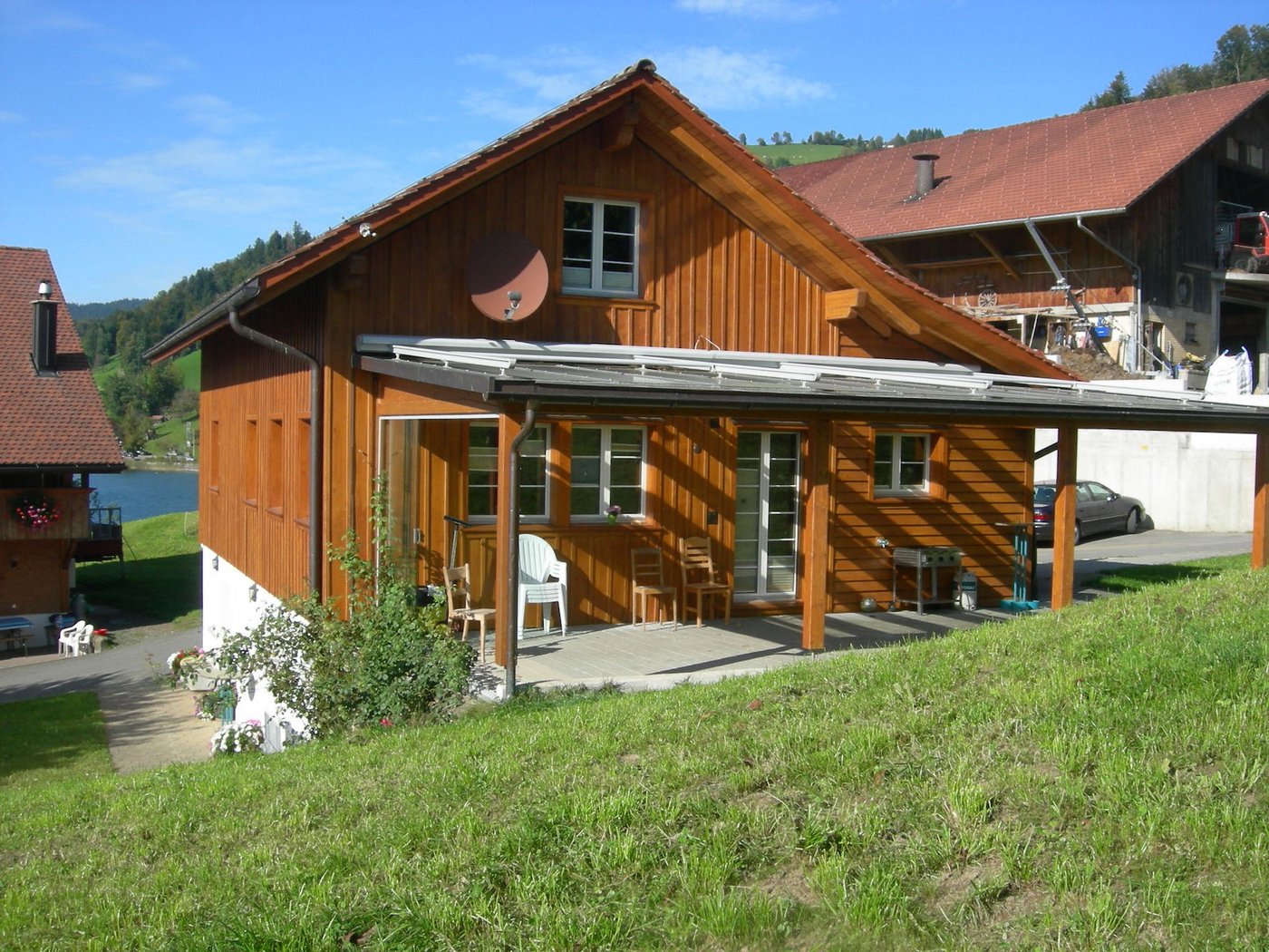 Das Gästehaus mit der überdachten Terrasse hat einen direkten Blick auf den Ägerisee. (Bild zVg)