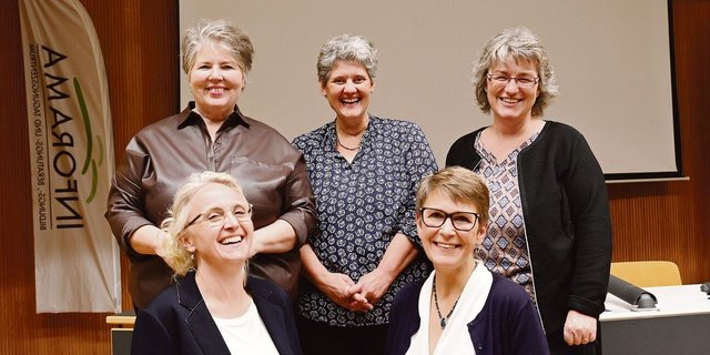 Die Infos überbrachten die Frauen mit viel Humor (hinten v. l. n. r.) Barbara Thörnblad, Barbara Kunz, Beatrice Eichenberger, (vorne v. l. n. r.) Barbara Lüthi-Kohler sowie Christine Grogg.