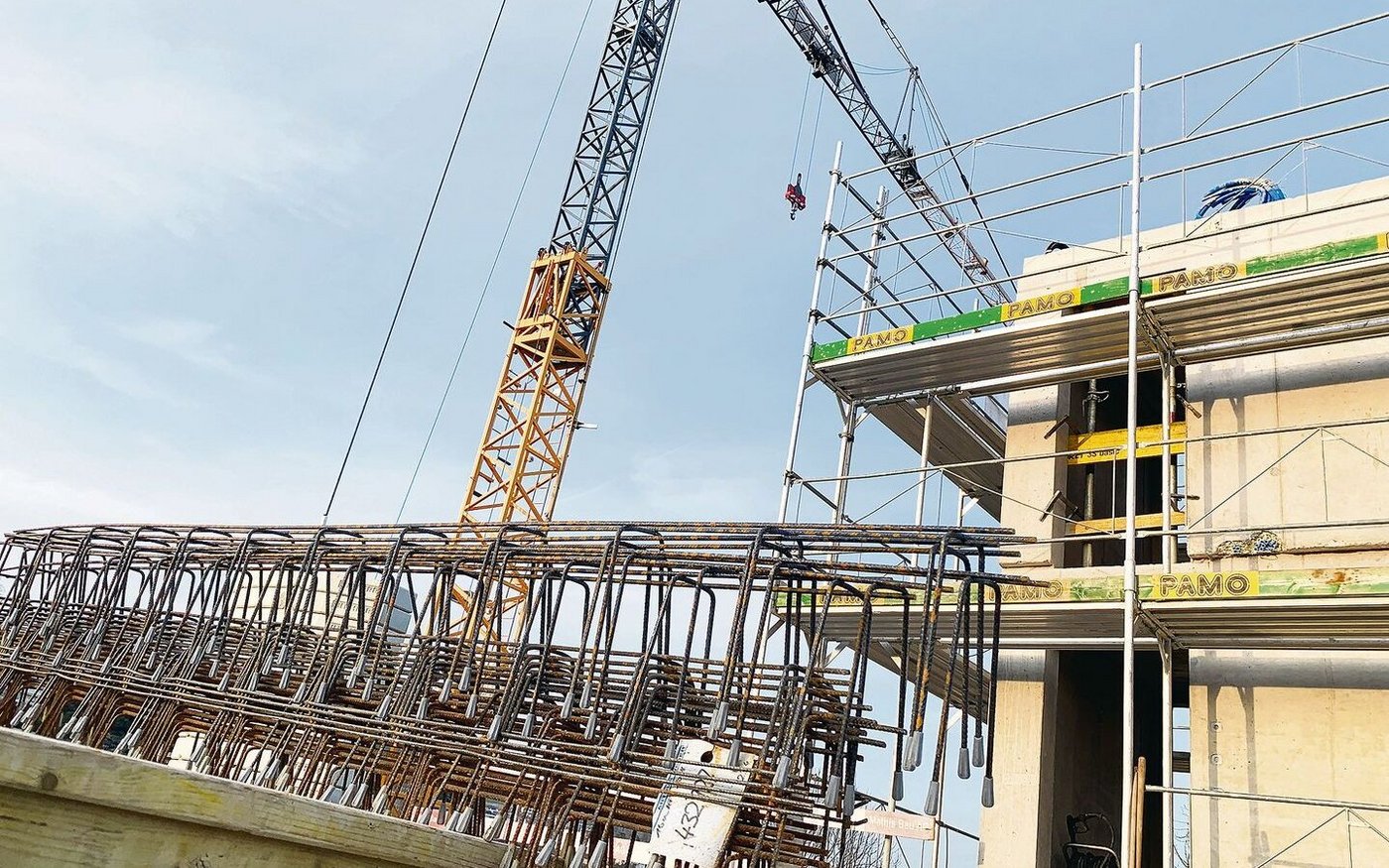 Vor allem Beton und Stahl, aber auch erdölbasierte Materialien wie Dämmungen, kosten immer mehr. 