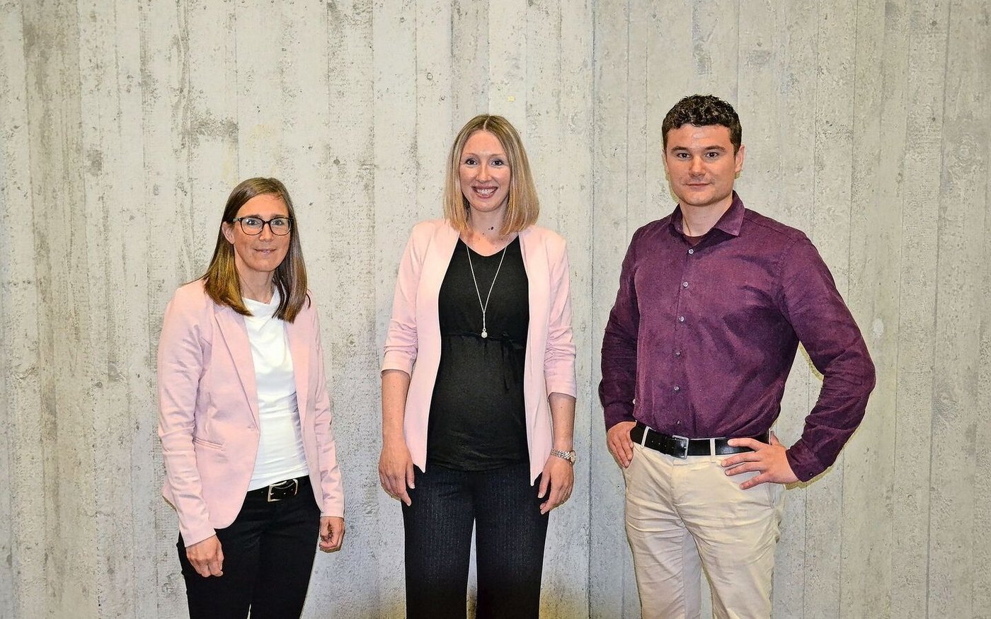 Janine Thoma und Hannah von Ballmoos-Hofer, Agro-Clean-Tech, und Albert Meier, Leiter Politik und Märkte bei Ökostrom Schweiz (v. l. n. r.).