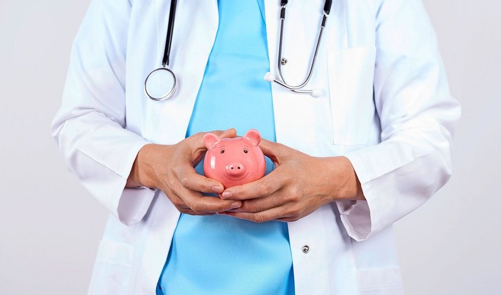 Wer überlegt, ob der Arztbesuch wirklich nötig ist, senkt Gesundheitskosten.