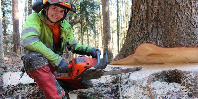 Anna Ehrbar ist eine der wenigen Frauen, welche die Forstwart-Ausbildung absolvieren. (zvg)