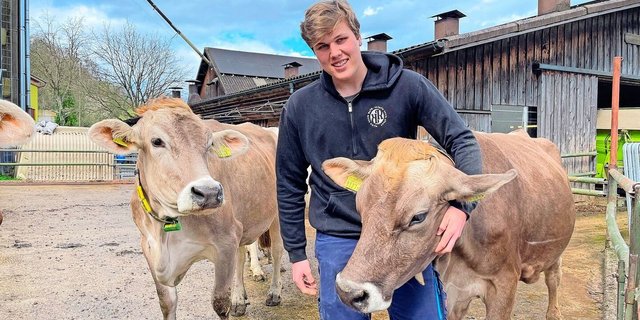 Melken ist seine Lieblingsarbeit: Der 17-jährige Enea Zimmermann auf dem elterlichen Betrieb bei seinem Braunvieh.