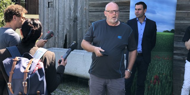 An einem Medienanlass der SBV wurde das Berner Pflanzenschutzprojekt am Praxisbeispiel vom Landwirt Markus Lüscher (vorne) vorgestellt. Martin Rufer (hinten rechts) sprach zudem das neue Fokusmagazin des Schweizer Bauernverbandes an. Der SBV will das Thema Pflanzenschutz aufrollen und klärt auf.
