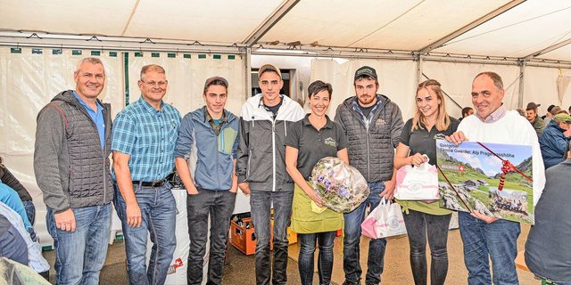 Braunvieh-Schweiz-Direktor Martin Rust, Daniel von Euw und die Gastgeber-Familie Pia und Michael Gwerder (v. l.)