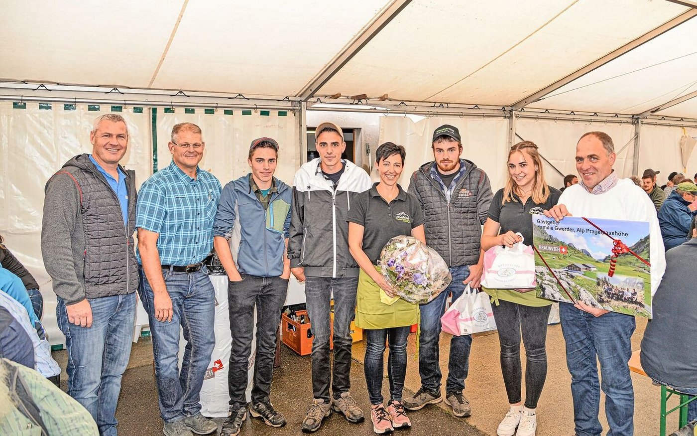 Braunvieh-Schweiz-Direktor Martin Rust, Daniel von Euw und die Gastgeber-Familie Pia und Michael Gwerder (v. l.)