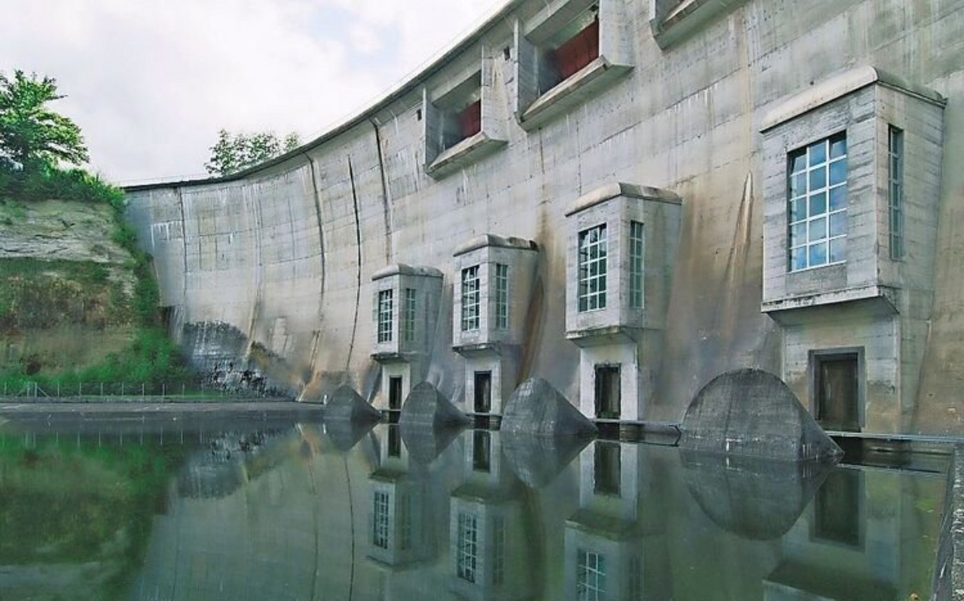 Der Turbinenbetrieb an der Staumauer des Schiffenensees lässt die Pegel von Saane und Are stark schwanken. Diese Schwall-Sunk-Problematik soll die Betreiberin beheben.