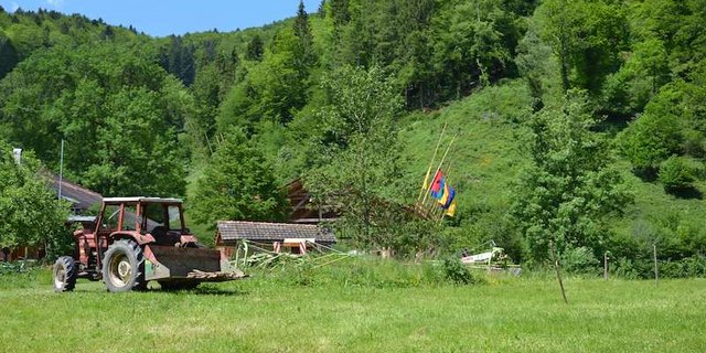 Der Demter-Hof Masesslin umfasst 20 Hektaren Ackerland und Wiesen sowie 12 Hektaren Wald. Eine Gemeinschafts-Halle wird gerade gebaut (mit farbigen Fahnen, rechts im Bild). (Bild jsc)