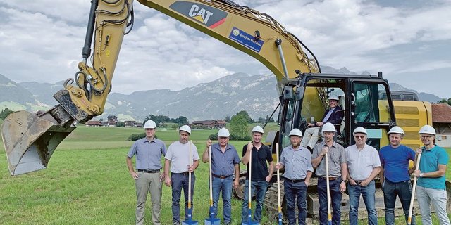 Regierungsrat Daniel Wyler persönlich machte mit dem Bagger den ersten Spatenstich. Im Bild vorne das Kernteam für das Projekt «Fleischhuis» Obwalden. 