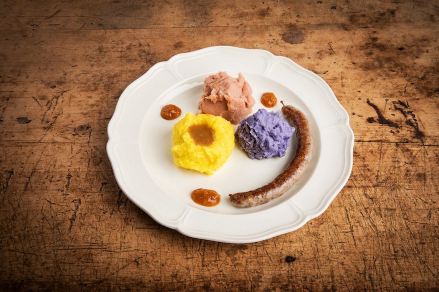 Lammwurst mit Safrankartoffelstock, Aprikosenchutney und Orange Wine Jus. (Bild Ueli Christoffel/SRF)