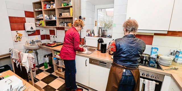 Auf Höfen wird oft gekocht und gemeinsam gegessen. Ein entspannter Umgang mit Essen kann ein Schutz vor Essstörungen sein.