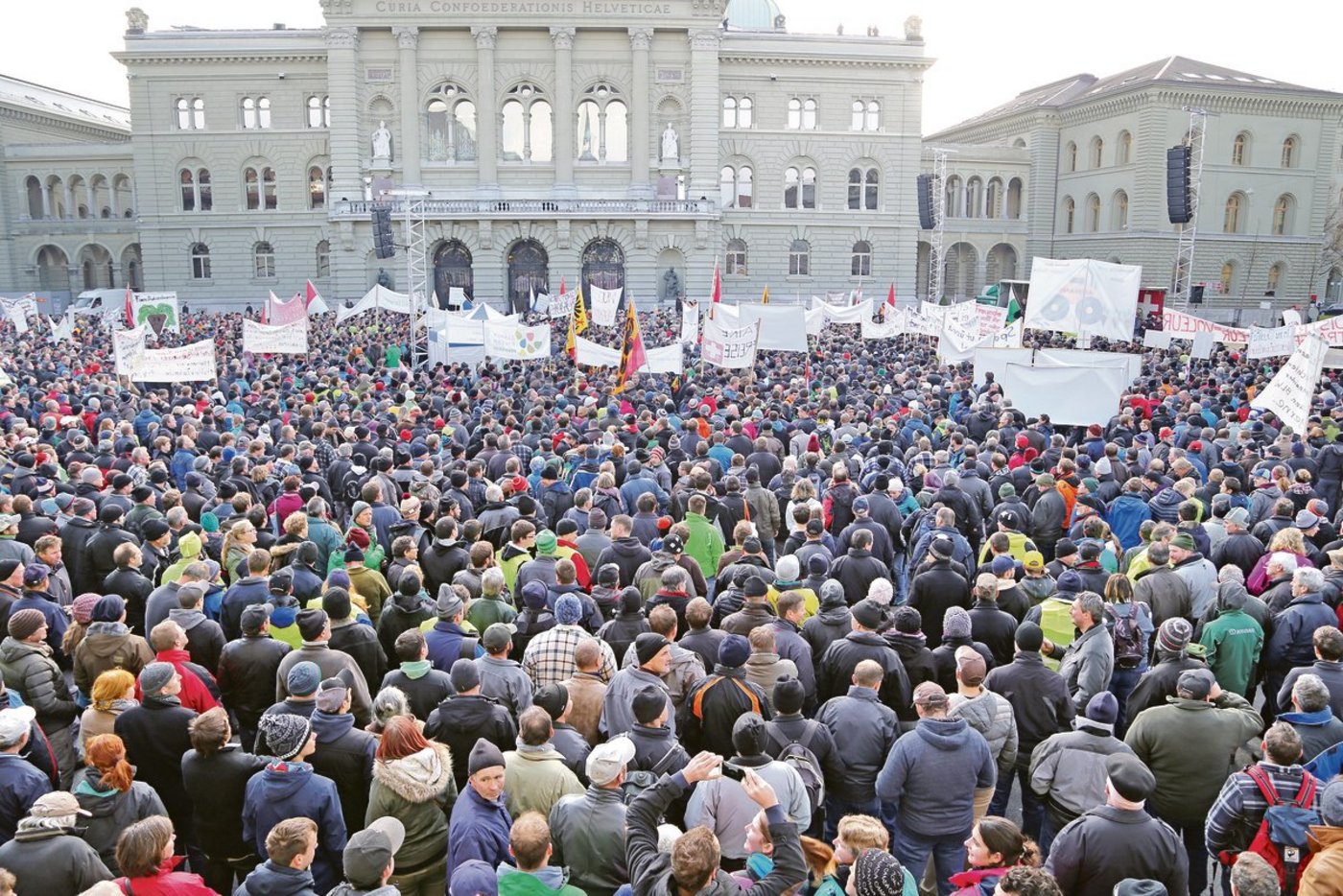 Der Bundesplatz war bis auf den letzten Platz gefüllt: Am 27. November 2015 demonstrierten über 10 000 Bäuerinnen und Bauern in Bern gegen geplante Direktzahlungskürzungen.(Bild SBV)