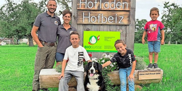 Seit 2023 führen sie den Biobetrieb, den sie ausserhalb der Familie kaufen konnten: Matthias und Nicole Wagner mit Alex (9), Renato (8) und Sven (4) und Hofhündin Caya.