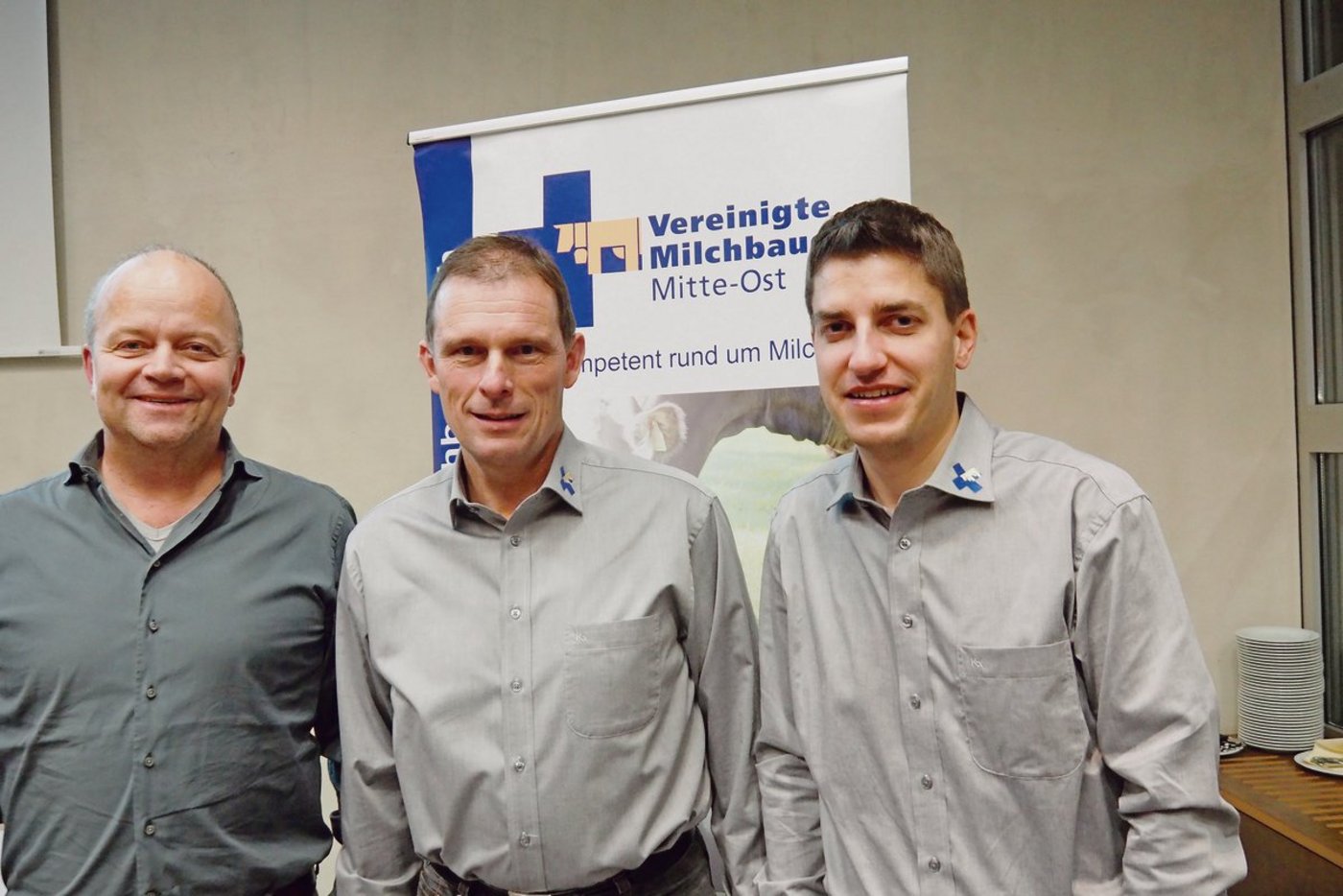 Sie referierten an der Versammlung in Näfels (v. l. n. r.): Reto Burkhardt, Leiter Kommunikation SMP, VMMO-Präsident Hanspeter Egli sowie Niklaus Fässler, Stellvertretender Geschäftsführer der Vereinigten Milchbauern Mitte-Ost.(Bild Christian Weber)