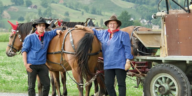 Heike Tinner liebt die Arbeit mit den Pferden - sei es als Kutscherin oder beim Holzrücken. (Bild Heidy Beyeler)