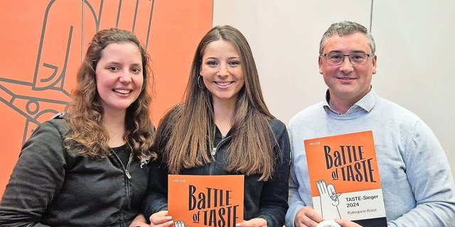 Jolanda Rusch und Salome Lopardo sowie Matthias Ehrenzeller freuen sich über den Titel Taste-Sieger 2024.