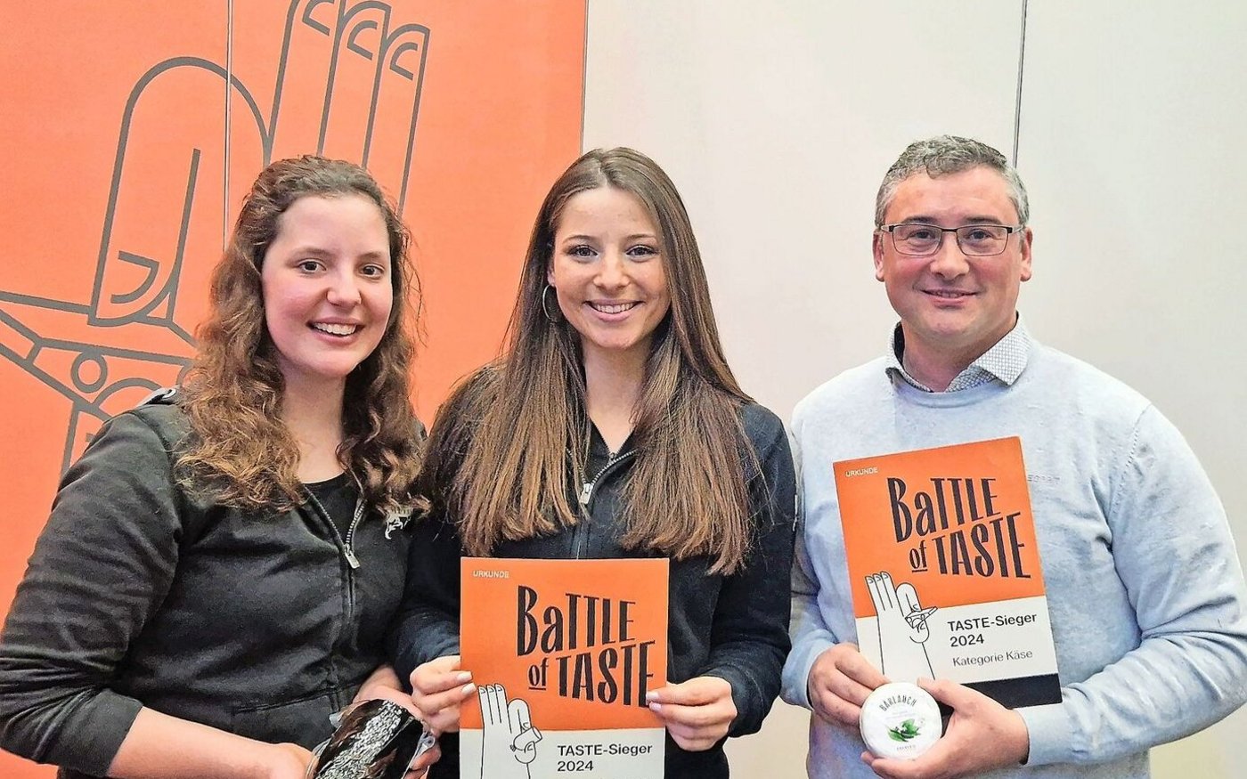 Jolanda Rusch und Salome Lopardo sowie Matthias Ehrenzeller freuen sich über den Titel Taste-Sieger 2024.