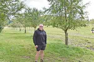 Stefan Sommer in einer seiner Hochstamm-Obstanlagen. Die Anlagen werden als Weiden für die Pferde genutzt. Stefan Sommer in einer seiner Hochstamm-Obstanlagen. Die Anlagen werden als Weiden für die Pferde genutzt.