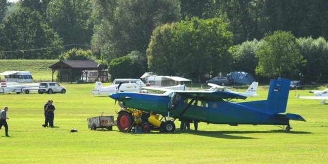 In Hockenheim stiess eine Propellermaschine mit einem Traktor zusammen. (Screenshot morgenweb.de)