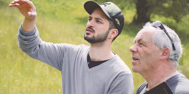 David Perler erläutert auf einer Hangfläche im Berner Oberland, wo auf dieser Parzelle, welche Massnahmen getroffen wurden. (Bild Simone Barth)