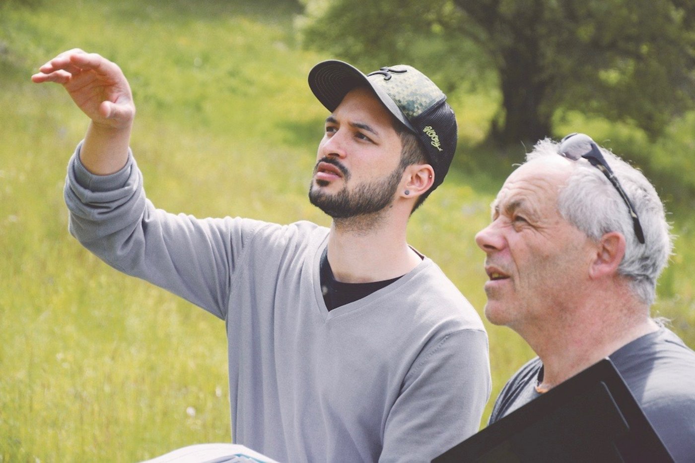 David Perler erläutert auf einer Hangfläche im Berner Oberland, wo auf dieser Parzelle, welche Massnahmen getroffen wurden. (Bild Simone Barth)