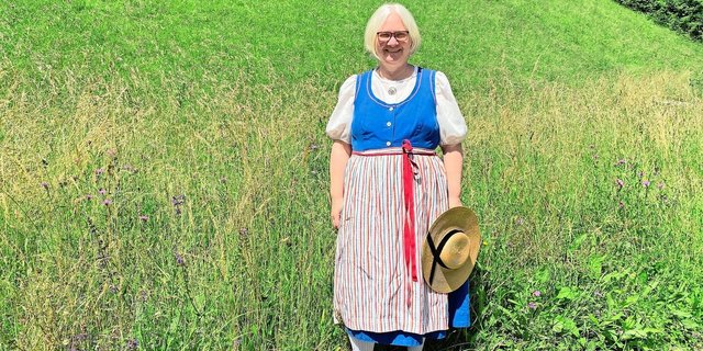 Annegret Walder in der Zürcher Oberländer Festtagstracht, die sie auch an Festen wie Taufen oder Hochzeiten trägt.
