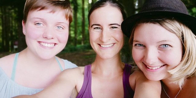 Durch neue Freunde lernte die Baselbieterin Rebacca Heri (Mitte) Berndeutsch zu verstehen. (Bild R. Heri)