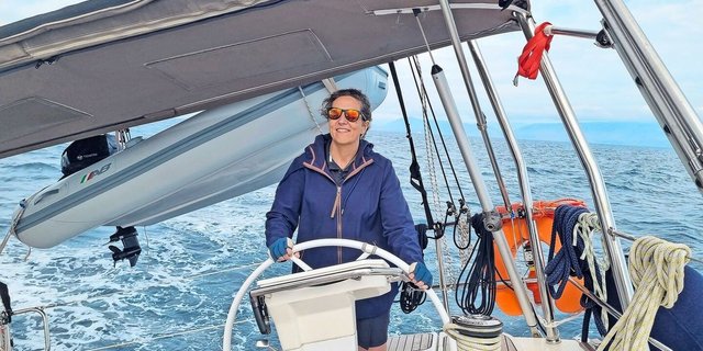 Lotti Baumann am Steuer der Segeljacht «Nisirepe». «Das hätte ich mir nie träumen lassen», sagt die frühere Bäuerin. 